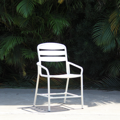 Silla de exterior para patio con reposabrazos blanca